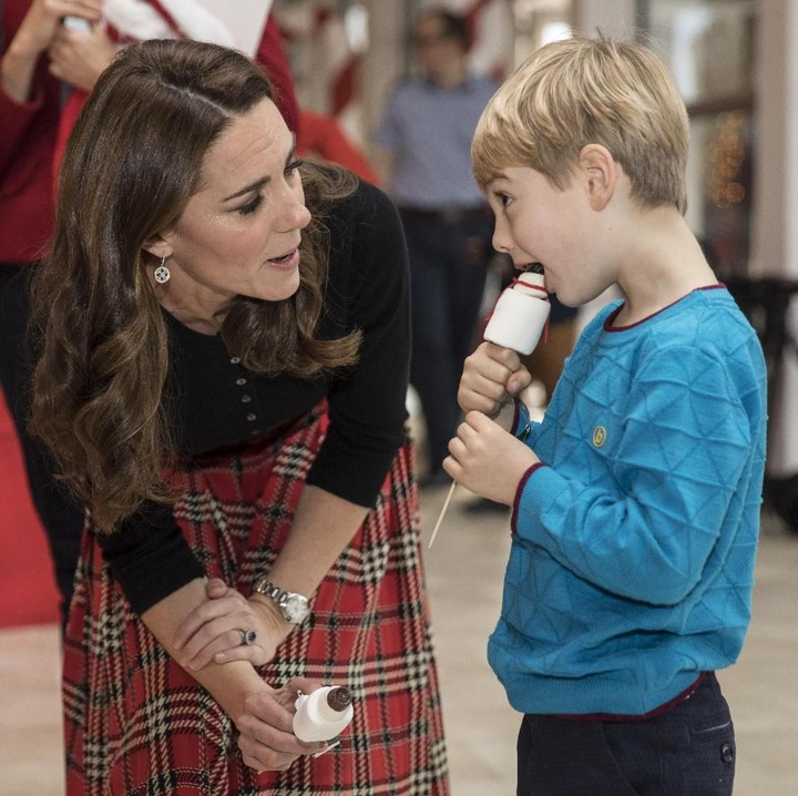 <p>Hmm, apa ya yang sedang dibicarakan Kate dan bocah laki-laki ini? Serius banget kayaknya yang mereka perbincangkan. He-he-he.  </p>