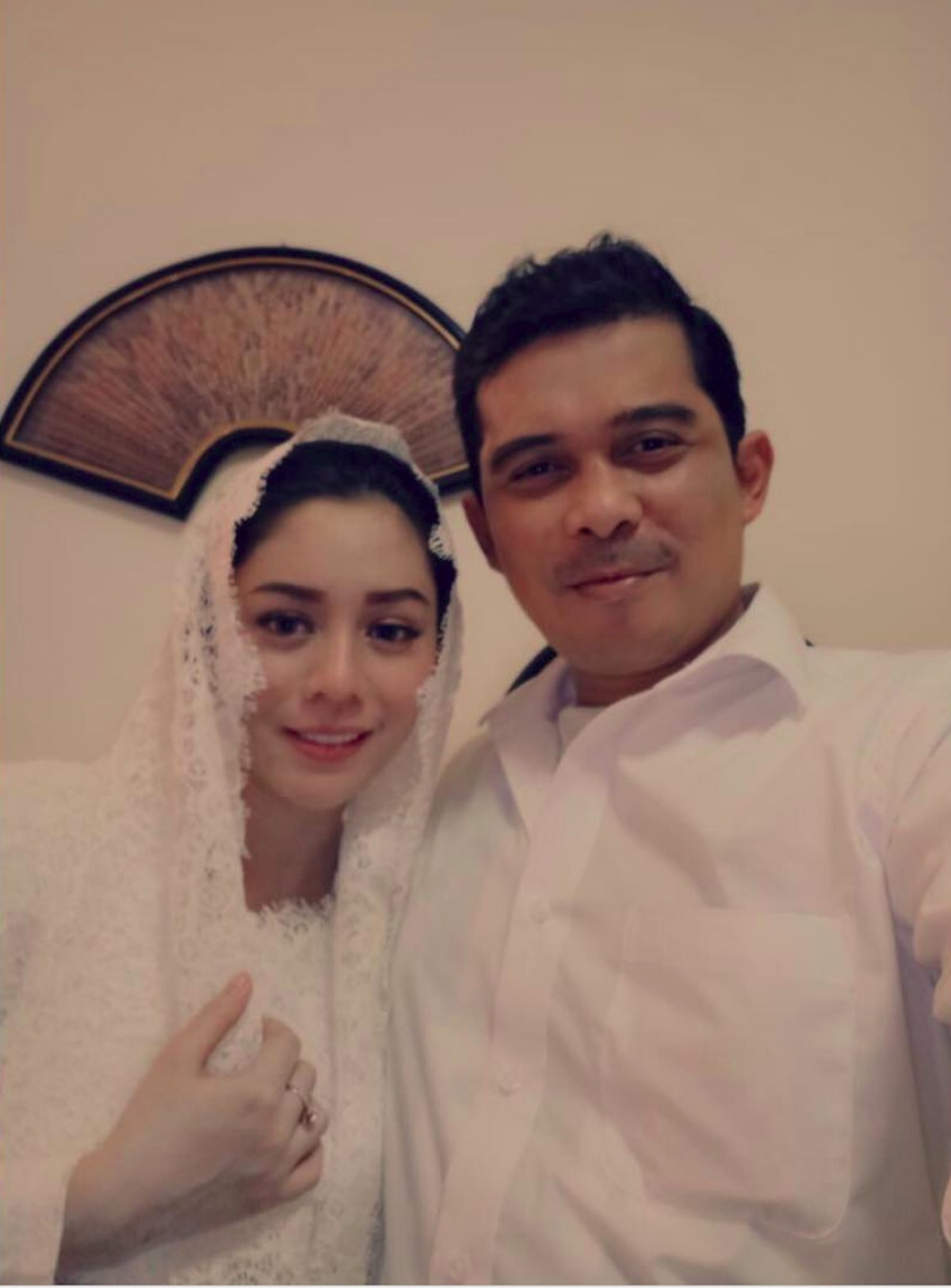 Artis cantik&comma; Saphira Indah&comma; mengembuskan napas dalam usia 32 tahun&period; Pemain film Eiffel I'm in Love ini meninggal saat mengandung enam bulan anak keduanya&period;