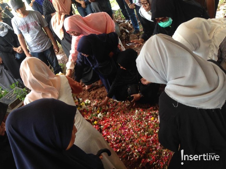 Meninggal di usia 32 tahun, Saphira Indah menggoreskan duka bagi rekan-rekan terdekatnya. Berikut kumpulan foto prosesi pemakaman pemain Eiffel I'm In Love itu.