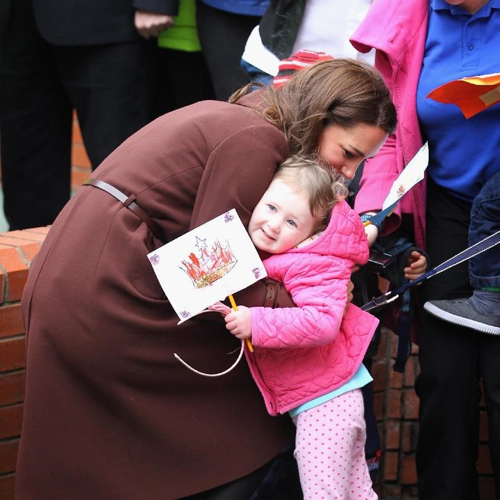 <p>Senyum tulus Kate Middleton ketika memeluk penggemar kecil.</p>
