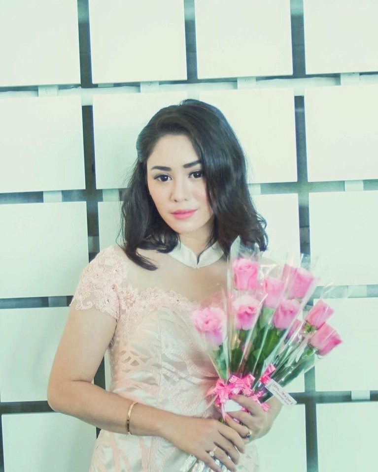 Mengenang Saphira Indah, Artis Cantik Meninggal Saat Hamil Artis cantik, Saphira Indah, mengembuskan napas dalam usia 32 tahun. Pemain film Eiffel I'm in Love ini meninggal saat mengandung enam bulan anak keduanya.