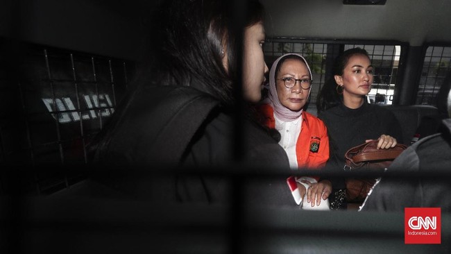 Berkas kasus Ratna Sarumpaet dinyatakan lengkap. Hari ini, Ratna langsung diboyong dari Polda Metro Jaya ke Kejaksaan Negeri (Kejari) Jakarta Selatan.