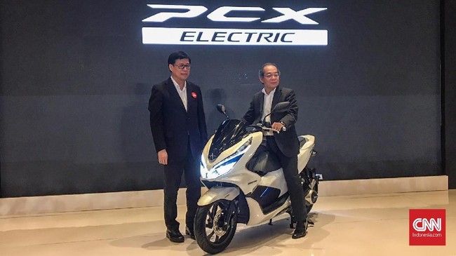 Honda PCX listrik mengandalkan dua unit baterai portabel yang mampu menggerakkan motor sejauh sekitar 69 km dengan sekali pengisian sampai penuh.