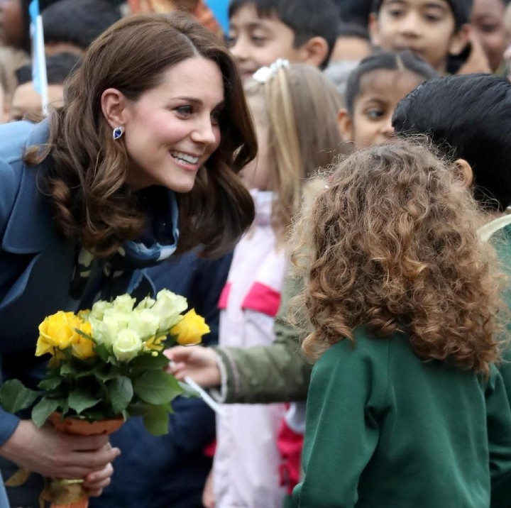 <p><em>Happy</em> banget Kate dapat hadiah bunga dari penggemar ciliknya.</p>