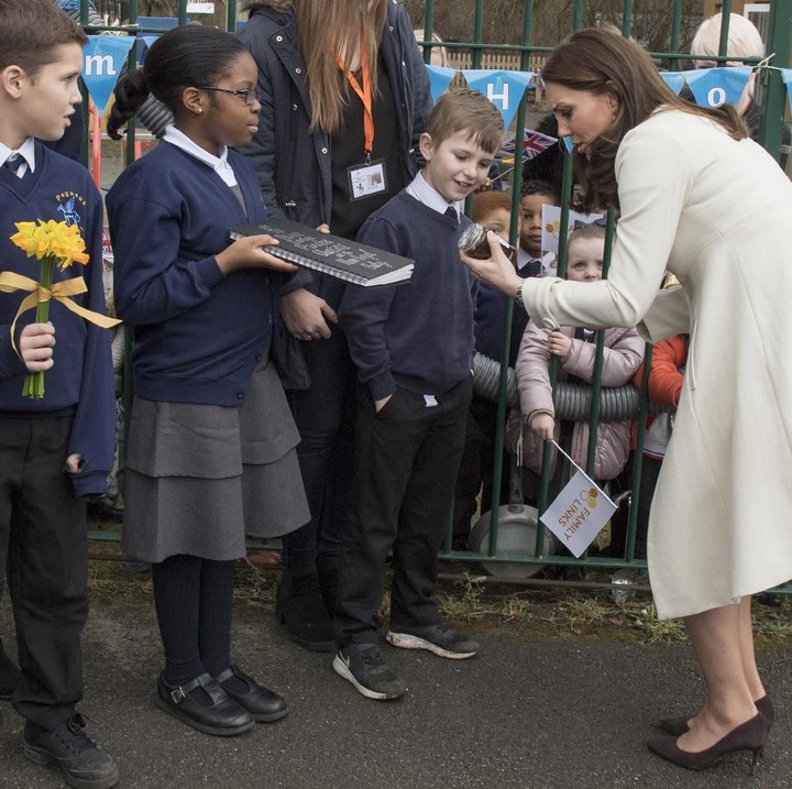 <p>The Duchess of Cambridge ini memang dikenal hangat dan dekat dengan anak-anak. Terutama saat dirinya sedang melakukan tugas kerajaan.</p>