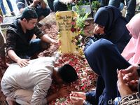 Tak Kuasa Tahan Haru, Sang Ayah Sujud Sambil Cium Pusara Saphira Indah Tak Kuasa Tahan Haru, Sang Ayah Sujud Sambil Cium Pusara Saphira Indah