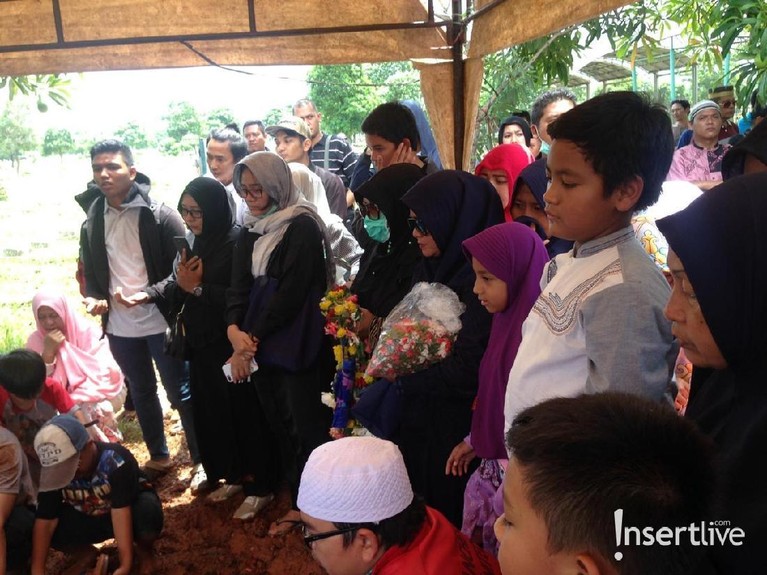 Meninggal di usia 32 tahun, Saphira Indah menggoreskan duka bagi rekan-rekan terdekatnya. Berikut kumpulan foto prosesi pemakaman pemain Eiffel I'm In Love itu.