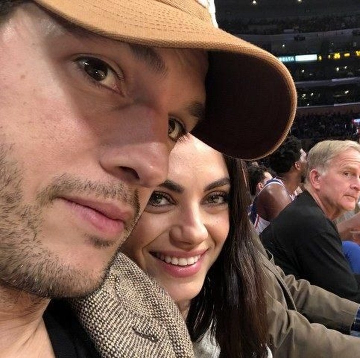Ashton Kutcher dan Mila Kunis saat menonton pertandingan basket NBA. (Foto: Dok. Twitter)