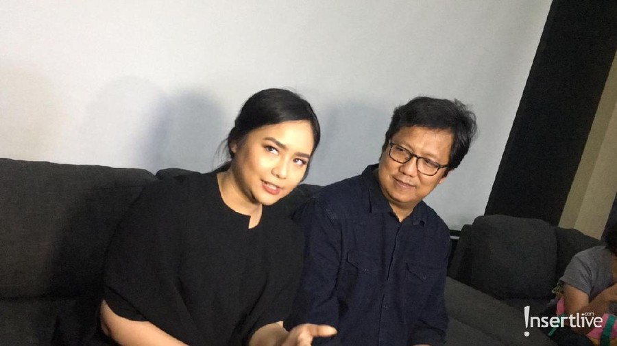 Gita Gutawa mengungkap kebahagiaannya bisa kerja bareng sang ayah, Erwin Gutawa, dalam project konser Salute to 3 Femele Songwriters.