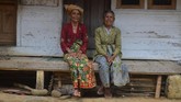 FOTO: Lestari Tradisi di Kampung Adat Naga Kampung adat Naga terletak 30 km dari Kota Tasikmalaya. Desa ini dikenal masih memegang teguh tradisi, seperti panen padi yang dimulai dengan ritual ngukusan.