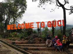 Jalan Ambles Menuju Tempat Wisata Guci, Pengendara Diminta Hati-hati