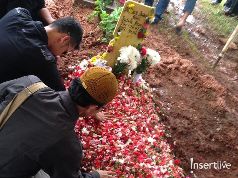 Meninggal di usia 32 tahun, Saphira Indah menggoreskan duka bagi rekan-rekan terdekatnya. Berikut kumpulan foto prosesi pemakaman pemain Eiffel I'm In Love itu.