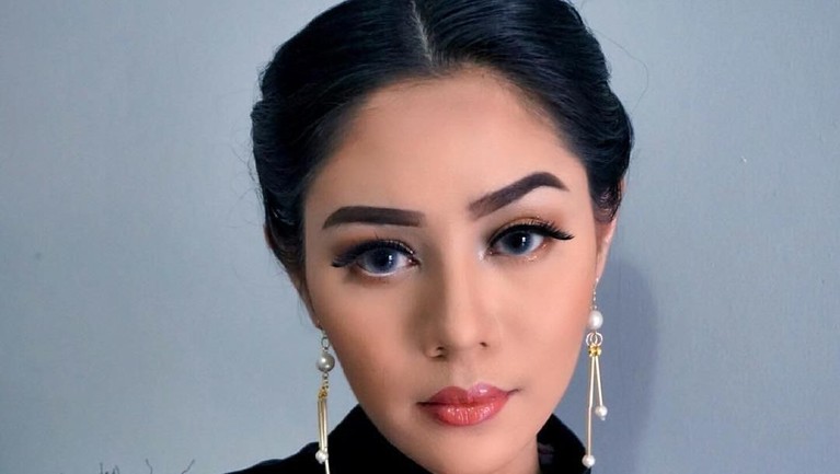Artis cantik, Saphira Indah, mengembuskan napas dalam usia 32 tahun. Pemain film Eiffel I'm in Love ini meninggal saat mengandung enam bulan anak keduanya.