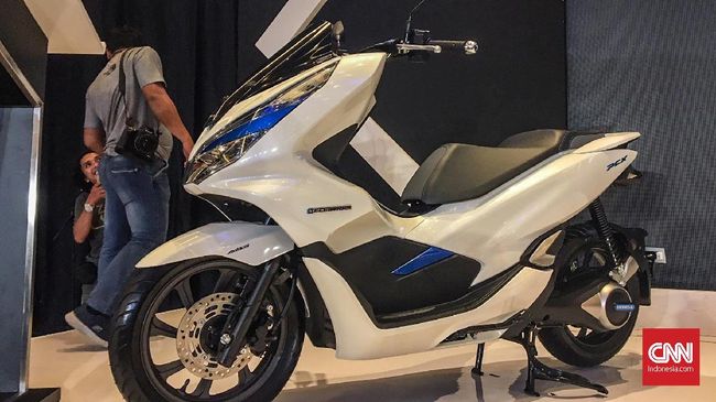 Beda Honda PCX Listrik dan Viar Q1 Saat Hadapi Banjir