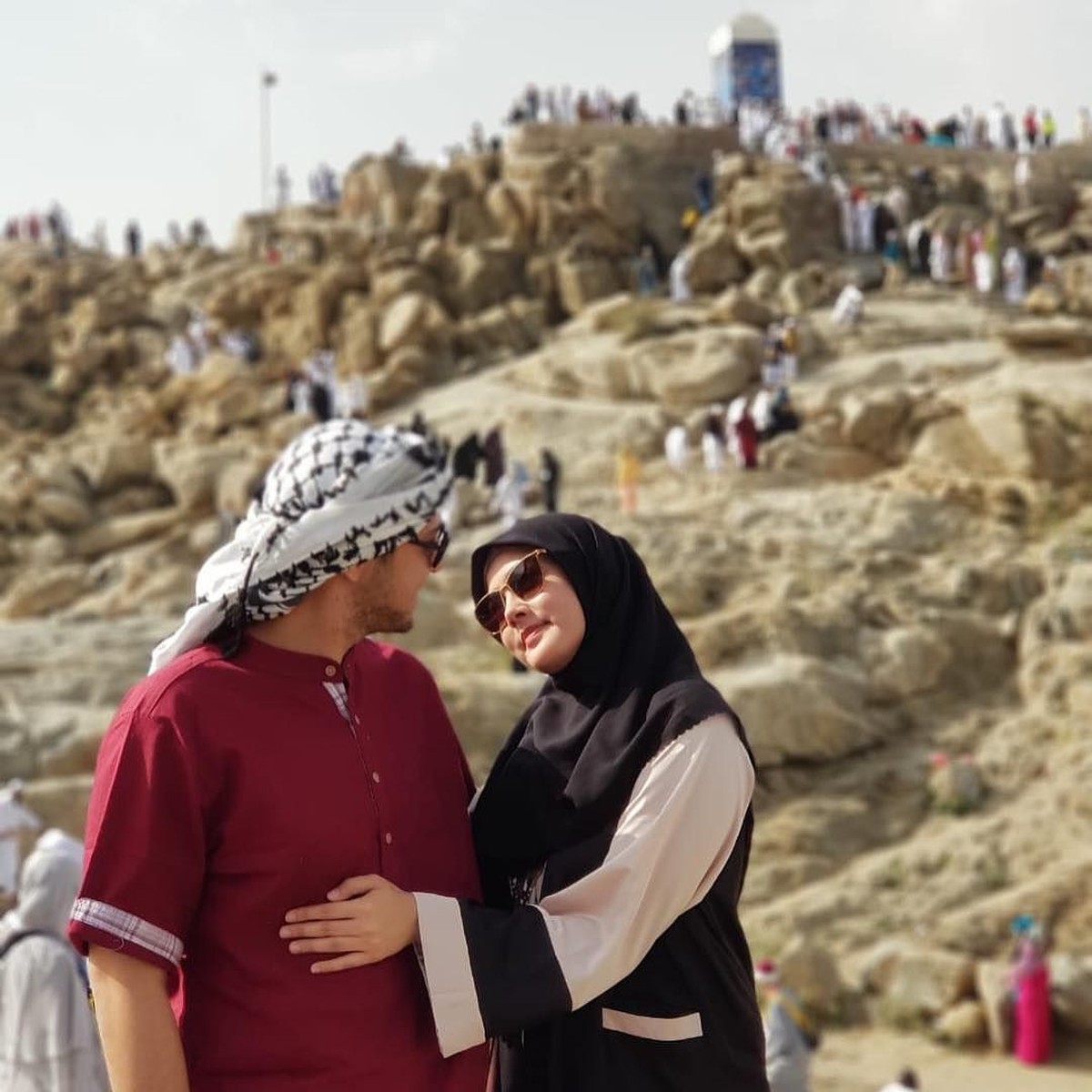 Rifky Balweel dan Biby Alrean diketahui tengah menjalankan ibadah umrah&period; Kepergian pasangan ini bertepatan dengan momen ulang tahun pernikahan yang pertama&period;