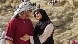 Umrah, Intip 6 Foto Romantis Rifky Balweel & Biby Alraen