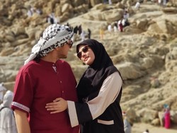 Umrah, Intip 6 Foto Romantis Rifky Balweel & Biby Alraen