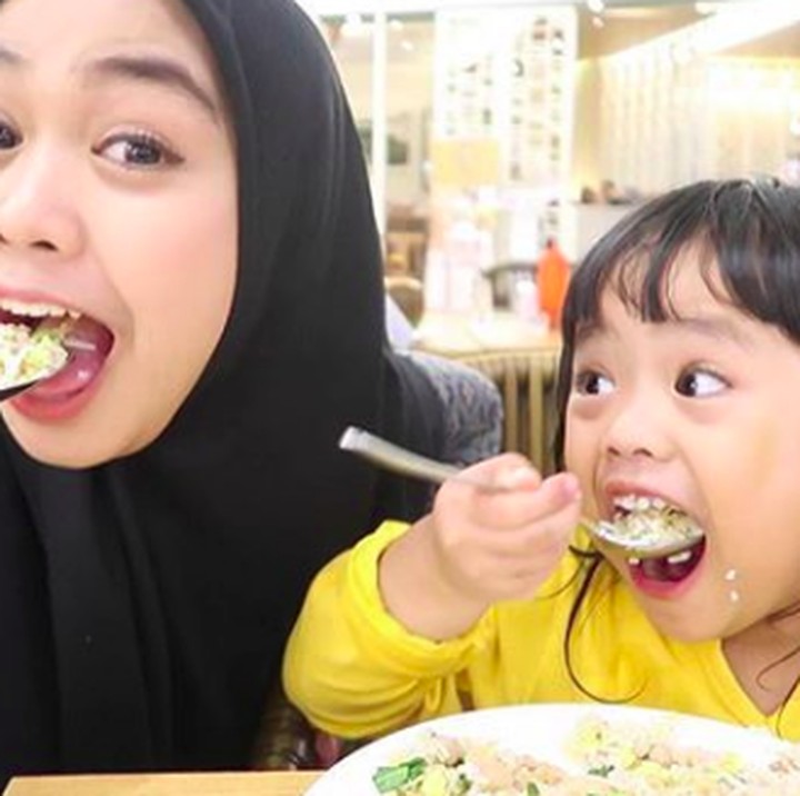 <p>Makan bersama Maryam, lahap banget nih makannya. (Foto: Instagram @riaricis1795)</p>