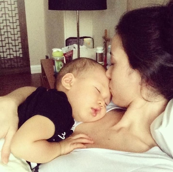<p>Menggendong Jacob yang tertidur, aura keibuan Julie Estelle terpancar bangt deh. (Foto: Instagram/ @julstelle)</p>