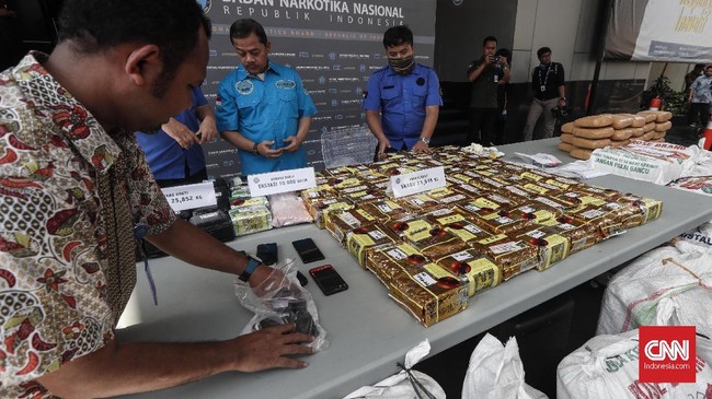 Manajemen PT Jasamarga Pandaan Tol memecat seorang karyawannya karena diduga menyalahgunakan narkoba. Penangkapan oleh polisi dilakukan di tengah tugas patroli.