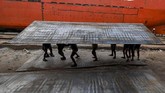 NYALANG: Para Pengejar Bijak Bumi Dalam foto unik pilihan CNNIndonesia.com pekan ini, ada cerita jelang tahun baru Imlek, cuaca dingin menerpa Amerika, dan para perenang musim dingin.