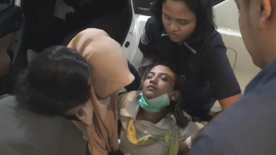 Usai melakukan pemeriksaan sebagai tersangka dalam kasus prostitusi online, Vanessa Angel secara tiba-tiba pingsan dan harus dilarikan ke rumah sakit.