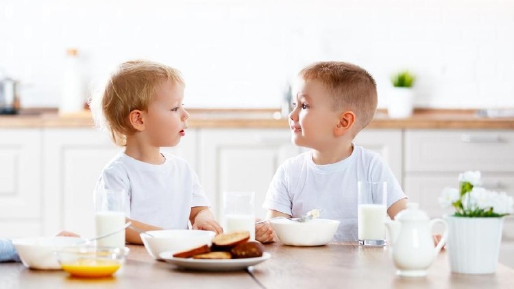 Pertimbangan Memilih Jenis Susu yang Tepat untuk Anak 1 Tahun Bunda, sering dilema nggak sih kalau mau memberi si kecil tambahan susu? Simak yuk ulasan mengenai susu formula, UHT atau pasteurisasi.