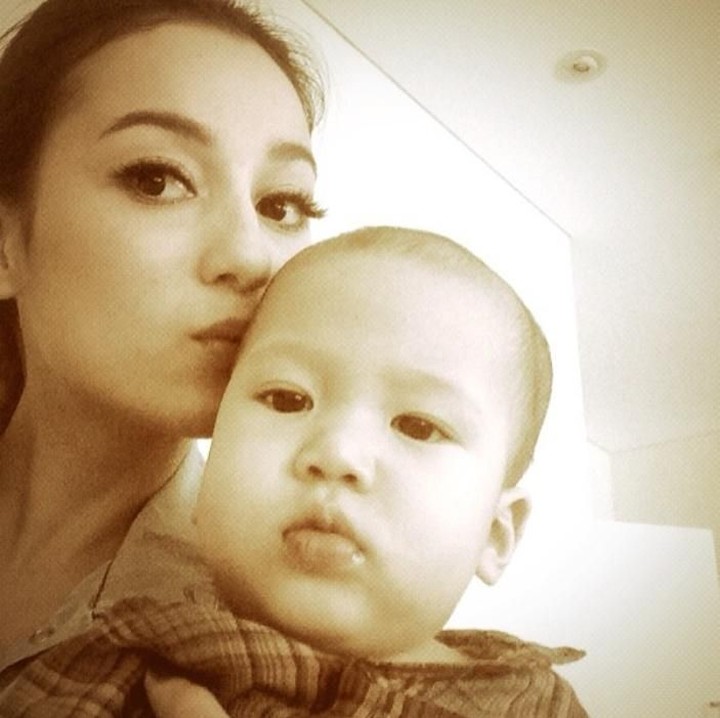 <p>Kecup sayang Tante Julie Estelle untuk Jacob, yang tahun ini genap berumur 4 tahun. (Foto: Instagram/ @julstelle)  </p>