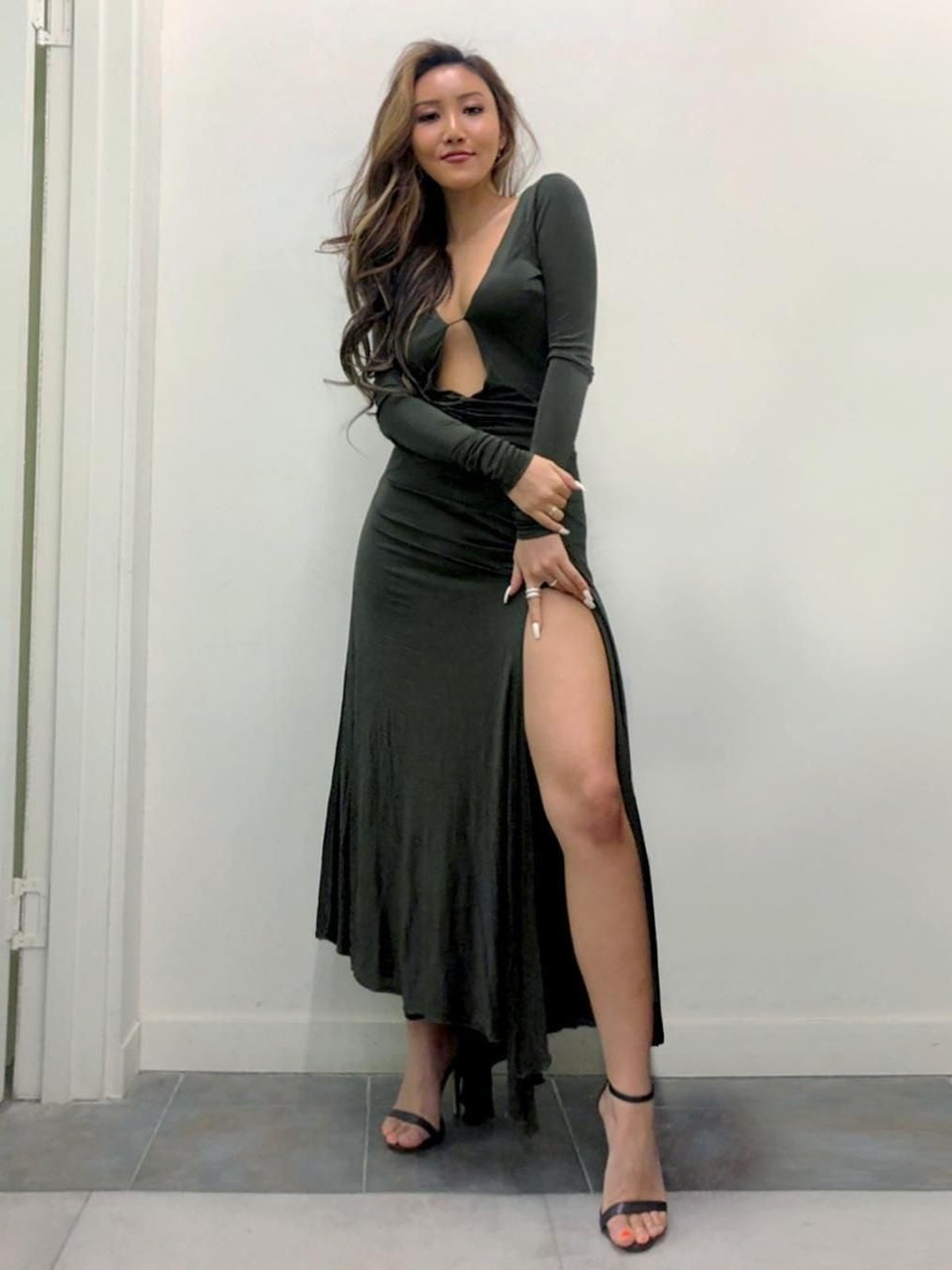 Akan melakukan debut solo&comma; intip enam gaya Hwasa MAMAMOO yang dikenal sebagai idol seksi di Korea Selatan&period;