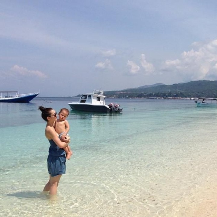 <p>Kompak selalu ya Tante Julie dan keponakan tersayang! (Foto: Instagram/ @julstelle)</p>