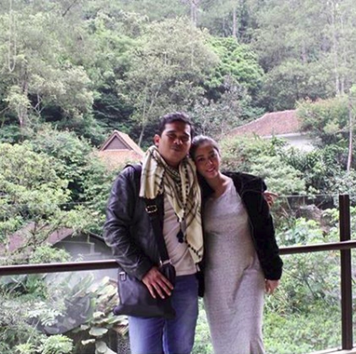 <p>Aktris <a href="https://hot.detik.com/celeb/4407957/saphira-indah-meninggal-saat-hamil" target="_blank">Saphira Indah</a> tutup usia saat usia kehamilannya hampir enam bulan. Sebelum meninggal, dia sempat mengunggah foto berdua dengan suami. (Foto: Instagram @saphira_indah)</p>