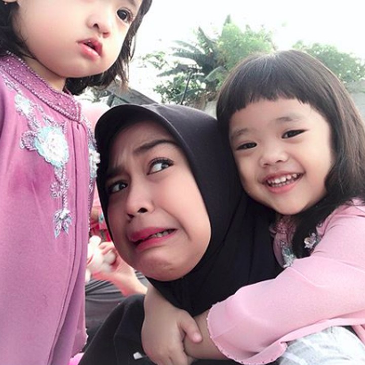 <p>Kira-kira kenapa nih, si tante Ricis sampai pasang muka begitu. Sukses terus ya Ria Ricis, semoga selalu menghibur penggemar dengan konten-konten bermanfaat. (Foto: Instagram @riaricis1795)</p>