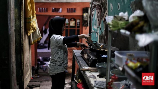 Sri Mulyani: Skenario Terberat Penduduk Miskin Naik 3,78 Juta Kampung Ampiun Kelurahan Pegangsaan, Kecamatan Menteng, Jakarta Pusat. merupakan pemukiman kumuh padat penduduk yang terletak di tengah-tengah kota.Jakarta. Kamis 31 Januari 2019. CNN Indonesia/Andry Novelino