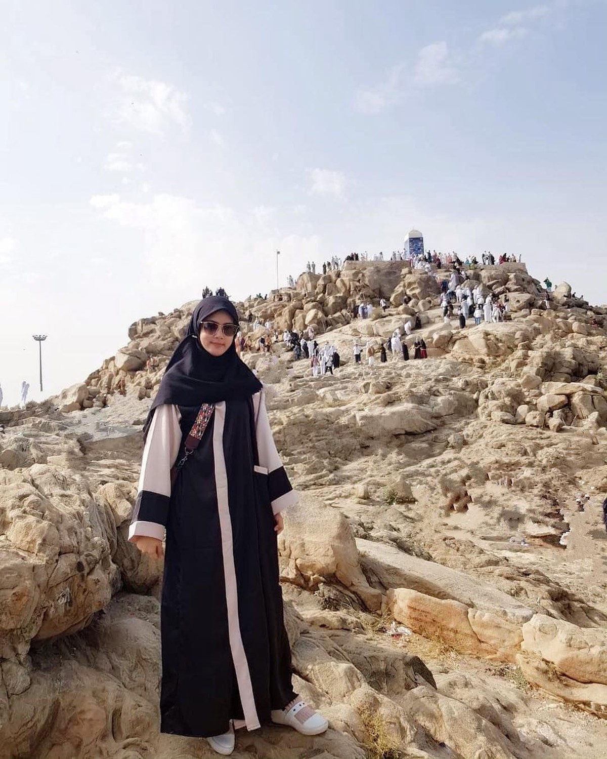 Rifky Balweel dan Biby Alrean diketahui tengah menjalankan ibadah umrah&period; Kepergian pasangan ini bertepatan dengan momen ulang tahun pernikahan yang pertama&period;