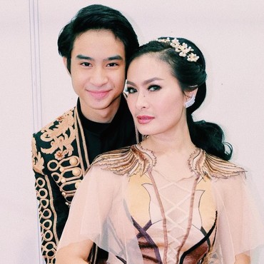 Devano Pelukan Mesra di Publik, Iis Dahlia: Cuma Begitu Doang