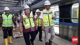 Bambang Brodjonegoro Jajal MRT dengan Anak dan Istri