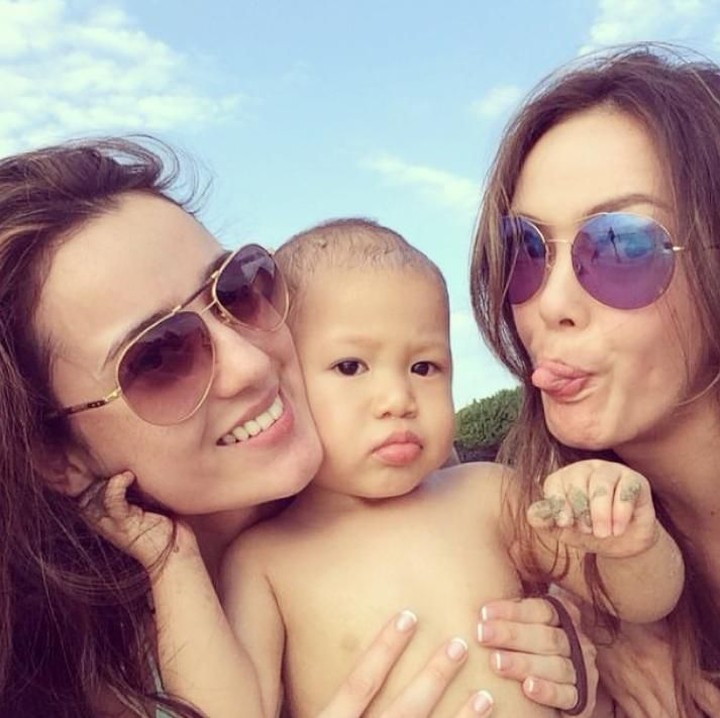 <p>Bunda Cathy ikutan wefie ah sama Jacob dan Tante Julie. (Foto: Instagram/ @julstelle)  </p>