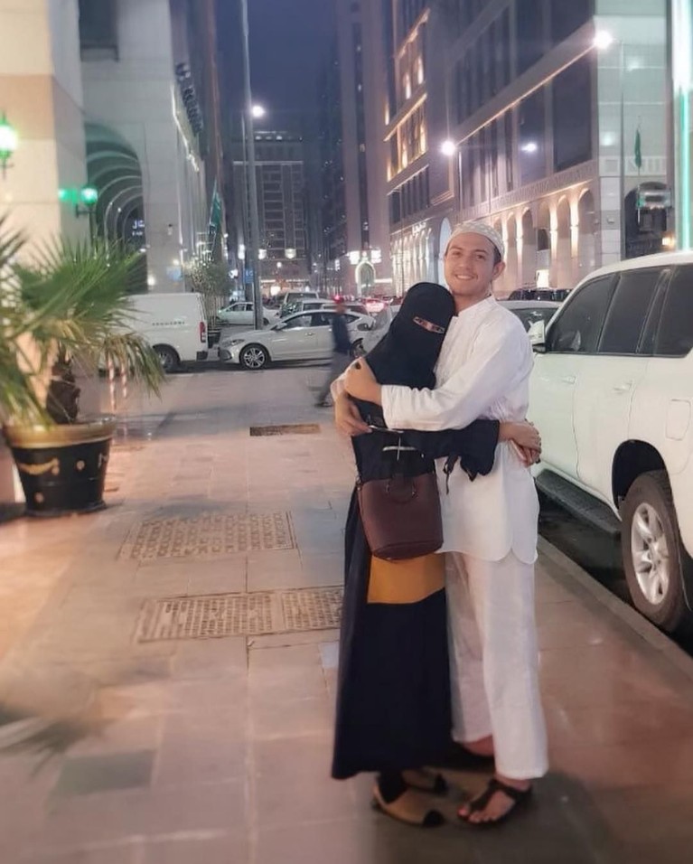 Rifky Balweel dan Biby Alrean diketahui tengah menjalankan ibadah umrah. Kepergian pasangan ini bertepatan dengan momen ulang tahun pernikahan yang pertama.