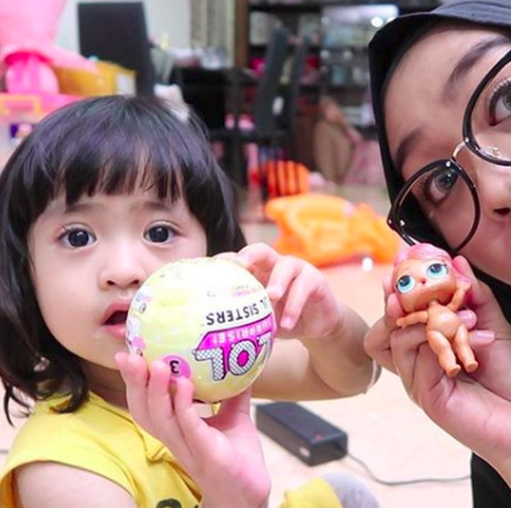 <p>Beberapa waktu lalu, <a href="https://hot.detik.com/celeb/4405125/7-fakta-ria-ricis-yang-dapat-cincin-berlian-rp-9-m-dari-hotman-paris" target="_blank">Ria Ricis</a> juga mengunggah video bersama keponakannya di YouTube. (Foto: Instagram @riaricis1795)</p>