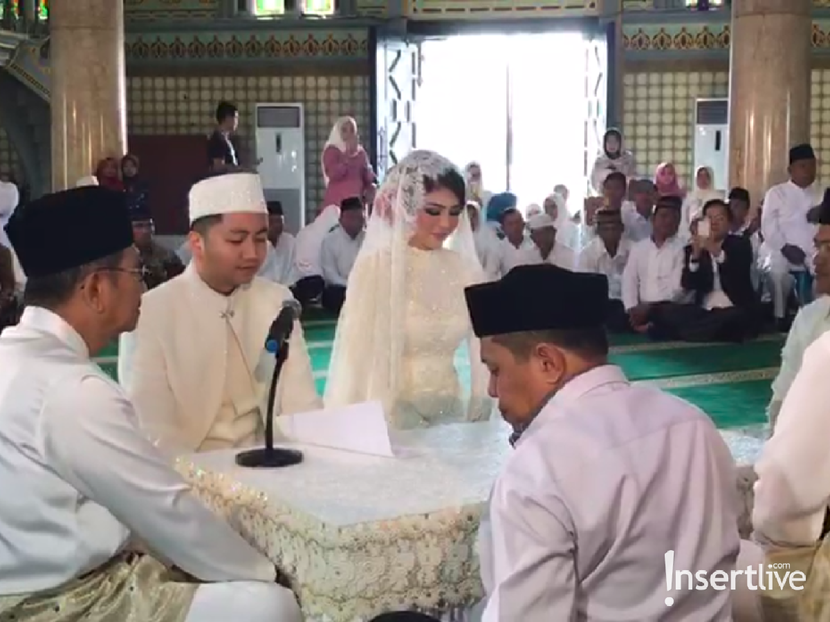 Resmi menjadi pasangan suami-istri&comma; berikut beberapa momen bahagia dari pernikahan Ariska Putri dan Tengku Ryan&period;