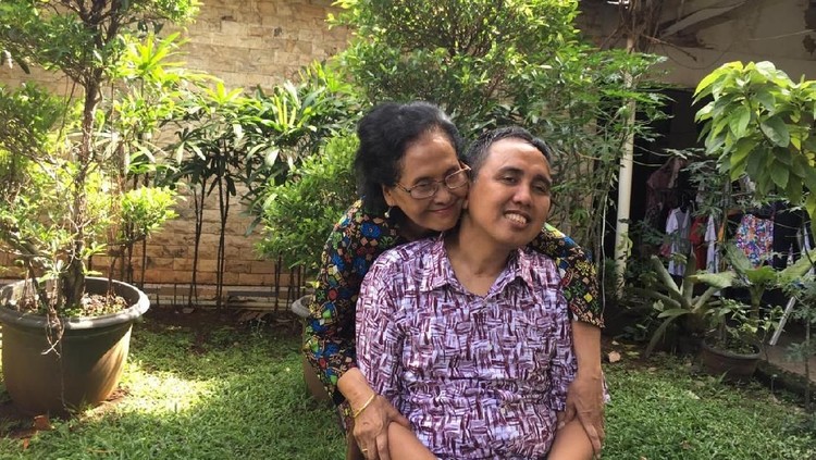 Merayakan ulang tahun ke-50, Gugun Gondrong terlihat sehat. Kebahagian terpancar di wajahnya yang dikelilingi orang-orang terdekat.