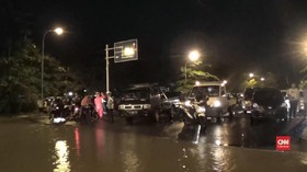 VIDEO: Banjir Landa Surabaya, Seorang Anak Tewas