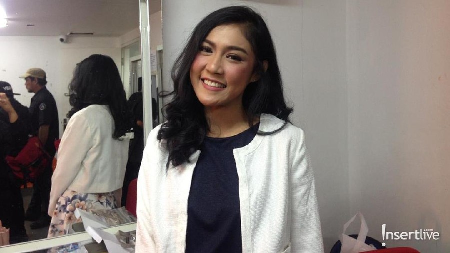 Mantan para personel Cherrybelle diketahui tidak hadir di acara pernikahan Novi Herlina. Meski sedih, Novi mengaku tidak baper dengan mereka semua.