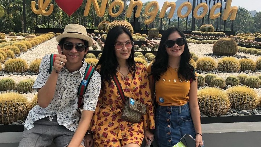 Jaga Nama Baik Iis Dahlia, Devano dan Salsha Akui Berat Iis Dahlia mengaku bangga dengan kesuksesan Devano Danendra dan Salsha Indradjaja. Kendati begitu, dua anak Iis mengaku berat jaga nama baik sang ibu.