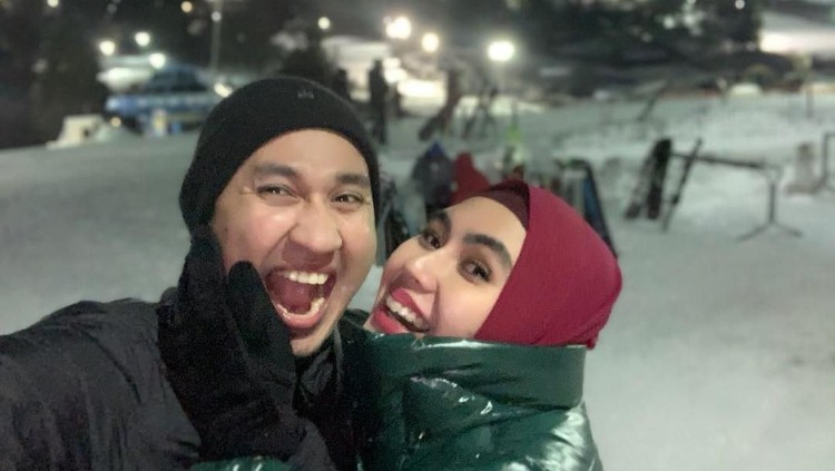 Sebagai ibu sambung, Kartika Putri punya cara tersendiri supaya dia dekat dengan ketiga anak sang suami, Habib Usman, dari pernikahan sebelumnya.