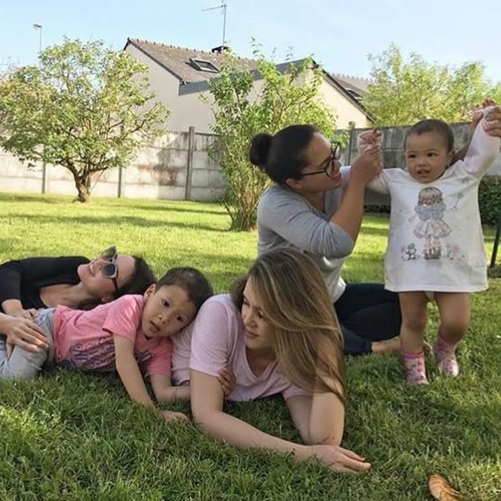 <p><em>Kruntelan</em> bareng keponakan jadi salah satu hal menyenangkan buat Julie Estelle. (Foto: Instagram/ @julstelle)</p>