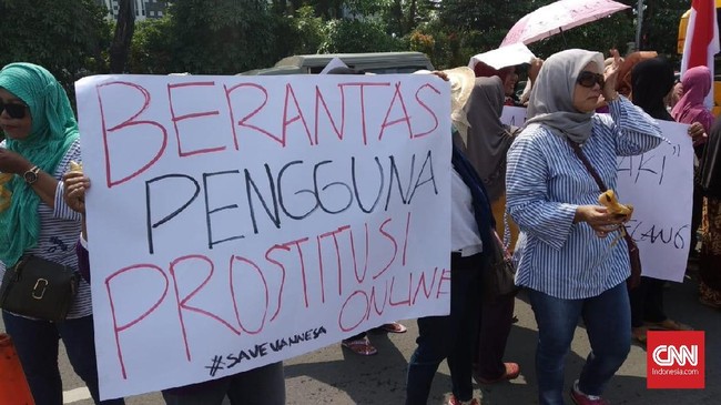 Aksi emak-emak #SaveVanessa menuntut polisi agar tidak hanya menangkap muncikari dan Vanessa, tapi pria hidung belang yang pakai jasa prostitusi online.