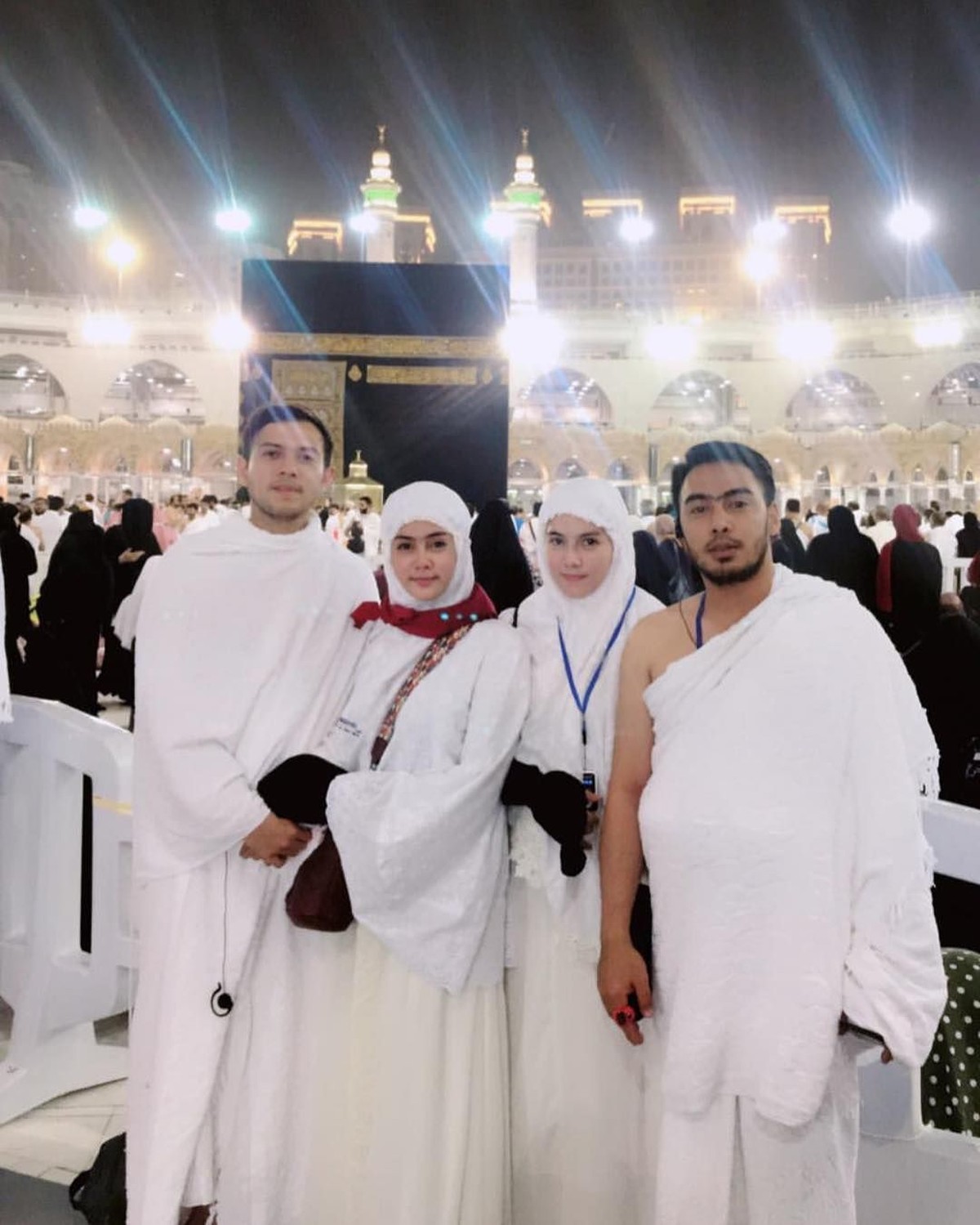 Rifky Balweel dan Biby Alrean diketahui tengah menjalankan ibadah umrah&period; Kepergian pasangan ini bertepatan dengan momen ulang tahun pernikahan yang pertama&period;