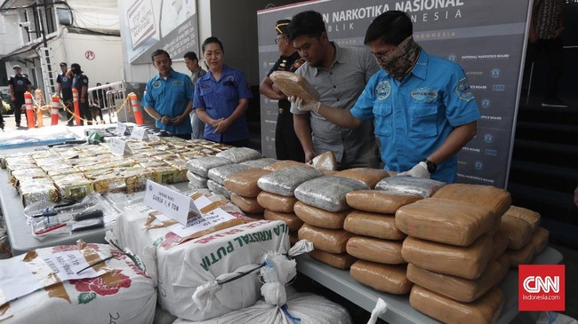 Terbukti melakukan peredaran narkoba dari dalam lembaga pemasyarakatan, David Haryono alias Ono dijatuhi hukuman 20 tahun penjara.