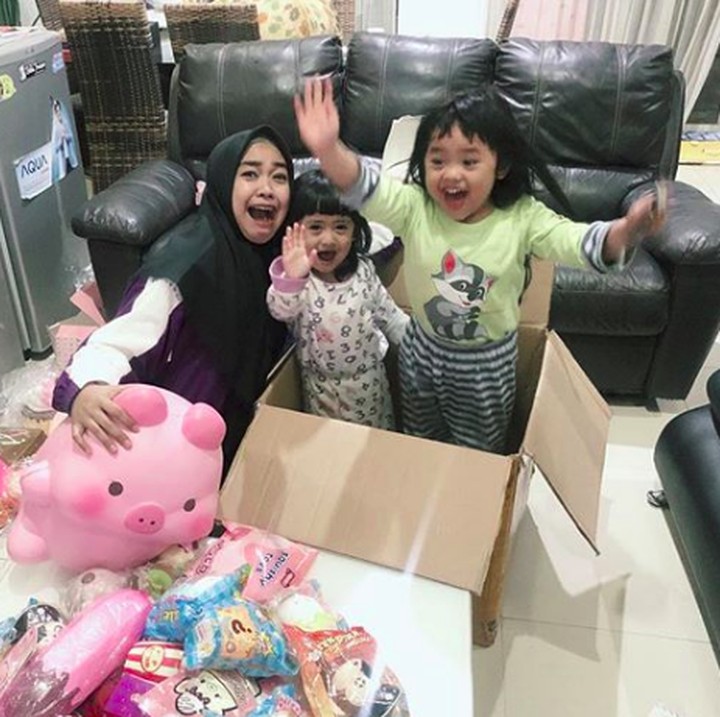 <p>Dari beberapa posting-an, Ricis seringkali mengunggah foto bersama dua keponakan kesayangannya, Maryam dan Khadeejah. Keduanya merupakan anak sang kakak, Oki Setiana Dewi. (Foto: Instagram @riaricis1795)</p>